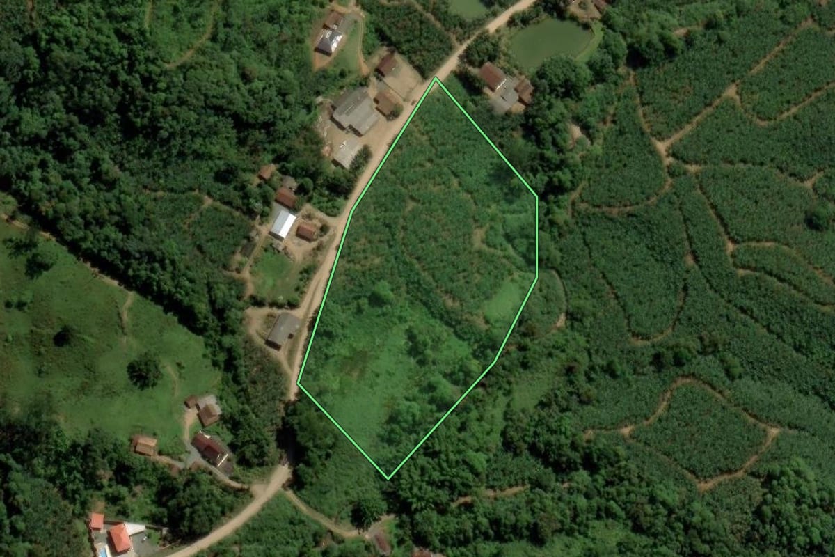 Imagem de satélite do imóvel rural em Jaraguá do Sul (SC), com o contorno declarado no CAR desenhado por cima.