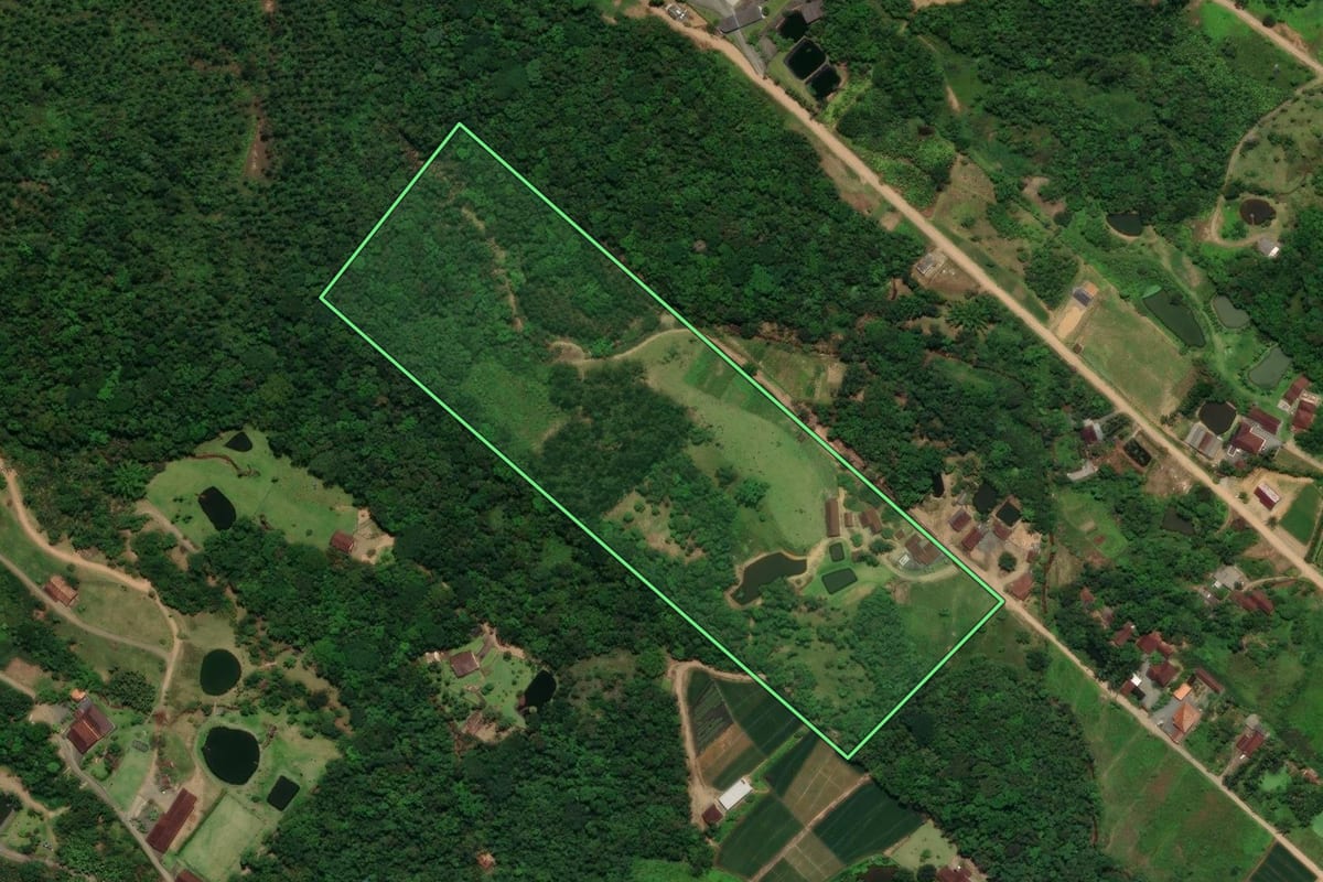 Imagem de satélite do imóvel rural em Jaraguá do Sul (SC), com o contorno declarado no CAR desenhado por cima.