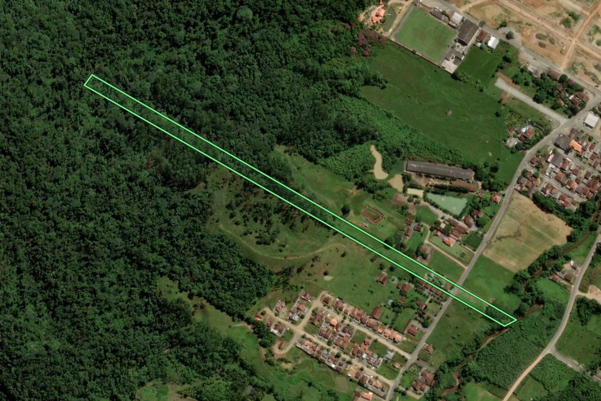 Imagem de satélite do imóvel rural em Jaraguá do Sul (SC), com o contorno declarado no CAR desenhado por cima.