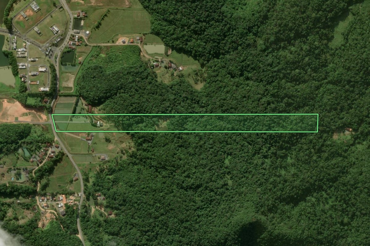 Imagem de satélite do imóvel rural em Jaraguá do Sul (SC), com o contorno declarado no CAR desenhado por cima.