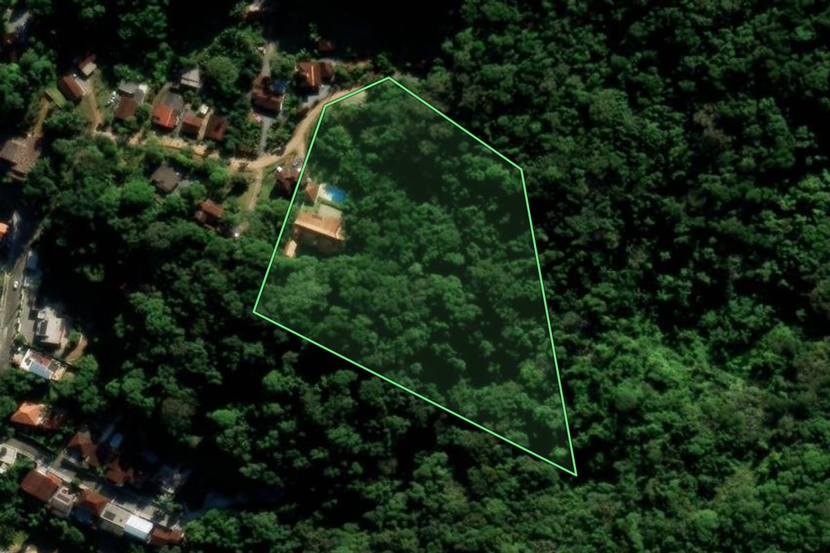 Imagem de satélite do imóvel rural em Jaraguá do Sul (SC), com o contorno declarado no CAR desenhado por cima.
