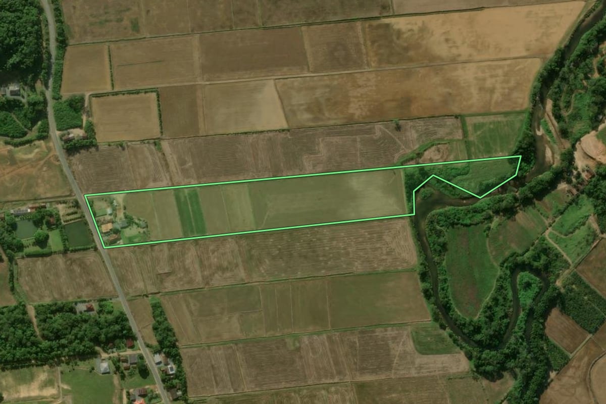 Imagem de satélite do imóvel rural em Jaraguá do Sul (SC), com o contorno declarado no CAR desenhado por cima.