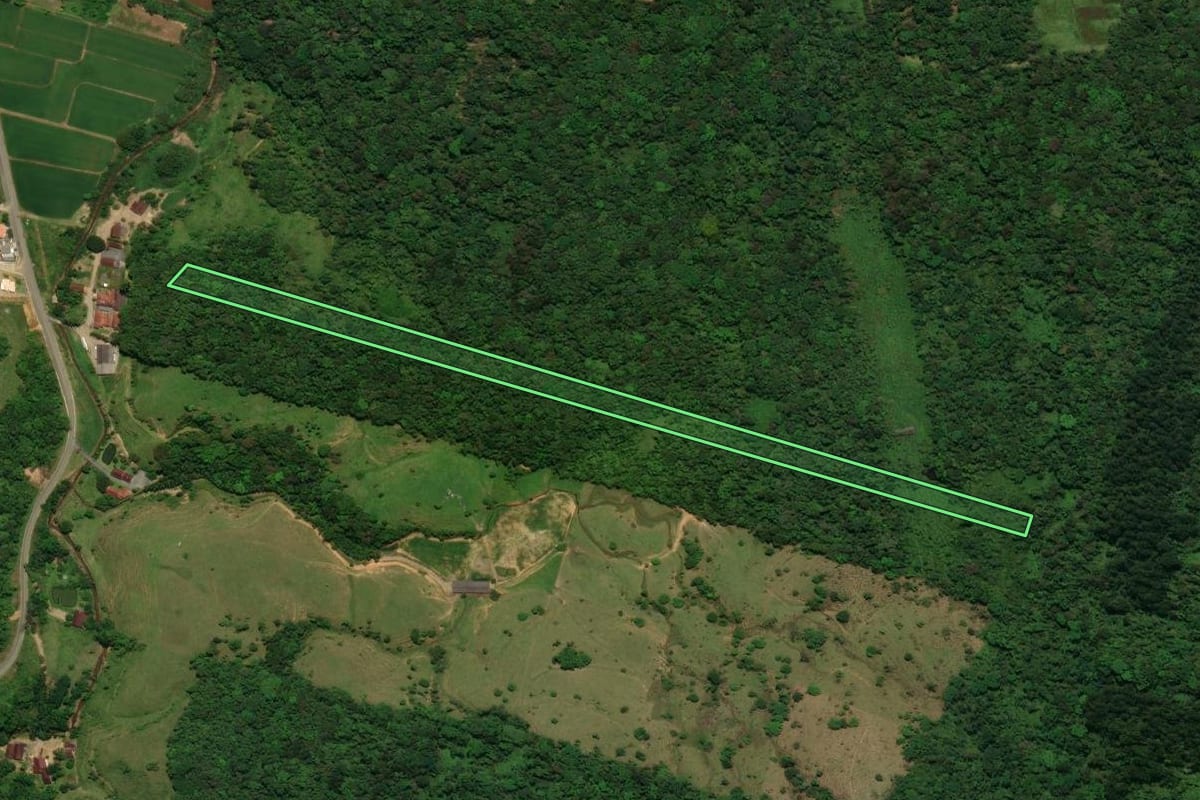 Imagem de satélite do imóvel rural em Jaraguá do Sul (SC), com o contorno declarado no CAR desenhado por cima.