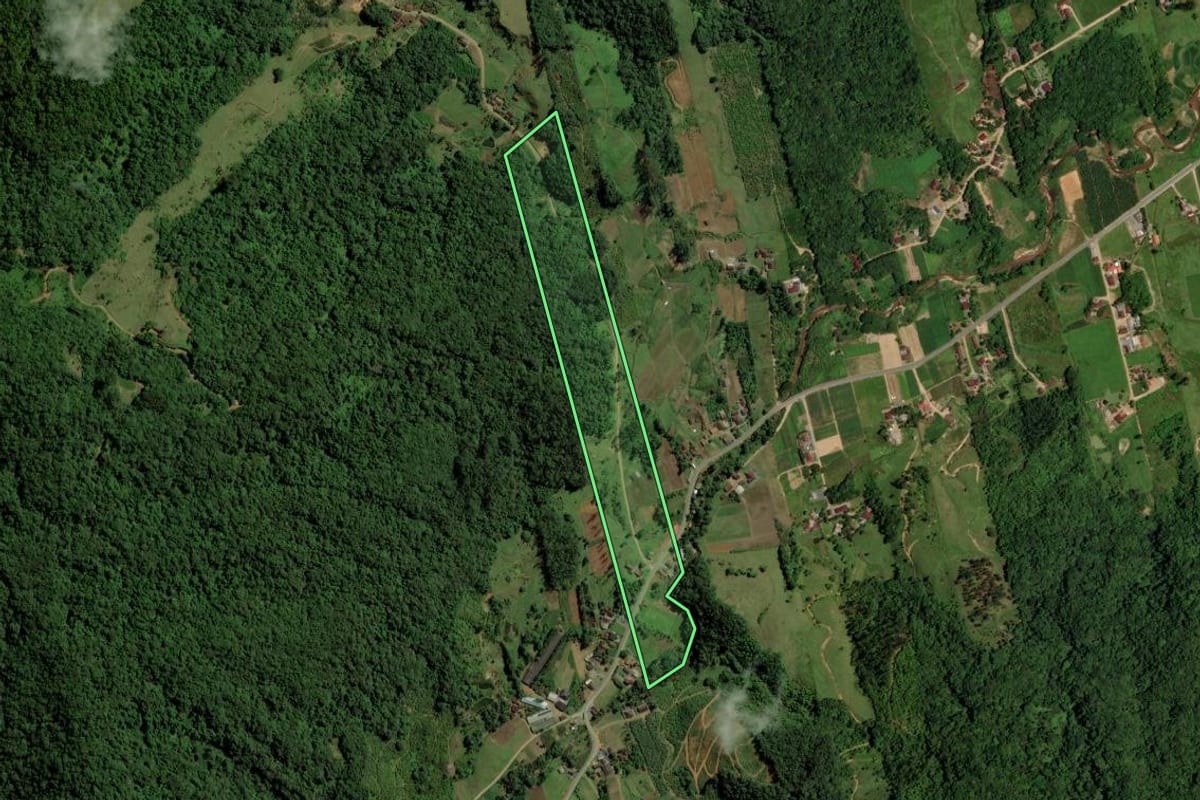 Imagem de satélite do imóvel rural em Jaraguá do Sul (SC), com o contorno declarado no CAR desenhado por cima.