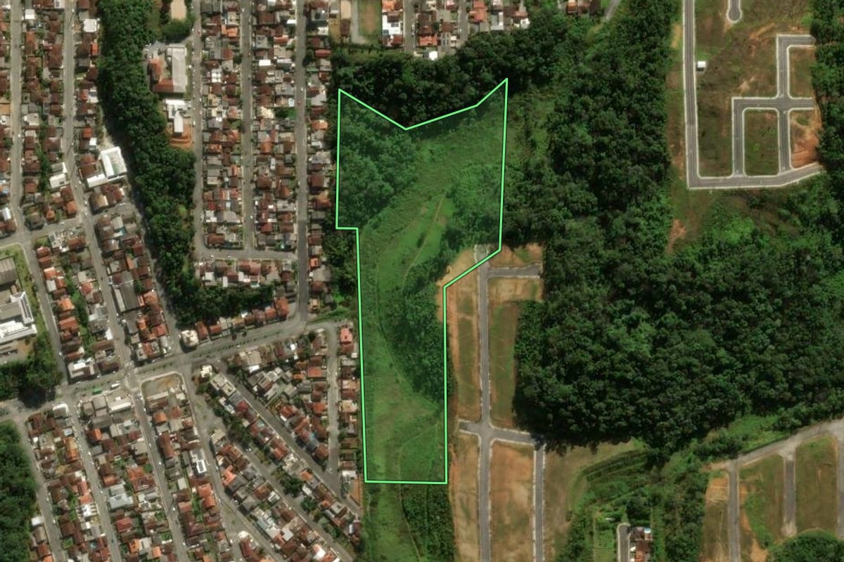 Imagem de satélite do imóvel rural em Jaraguá do Sul (SC), com o contorno declarado no CAR desenhado por cima.
