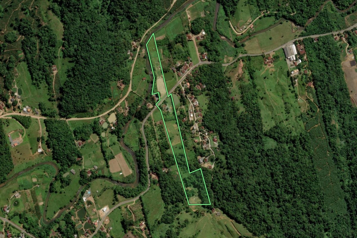 Imagem de satélite do imóvel rural em Jaraguá do Sul (SC), com o contorno declarado no CAR desenhado por cima.