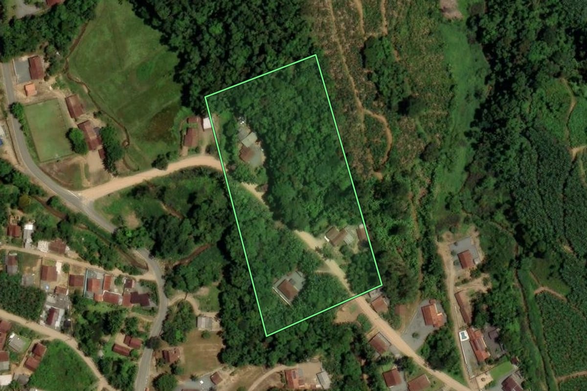 Imagem de satélite do imóvel rural em Jaraguá do Sul (SC), com o contorno declarado no CAR desenhado por cima.