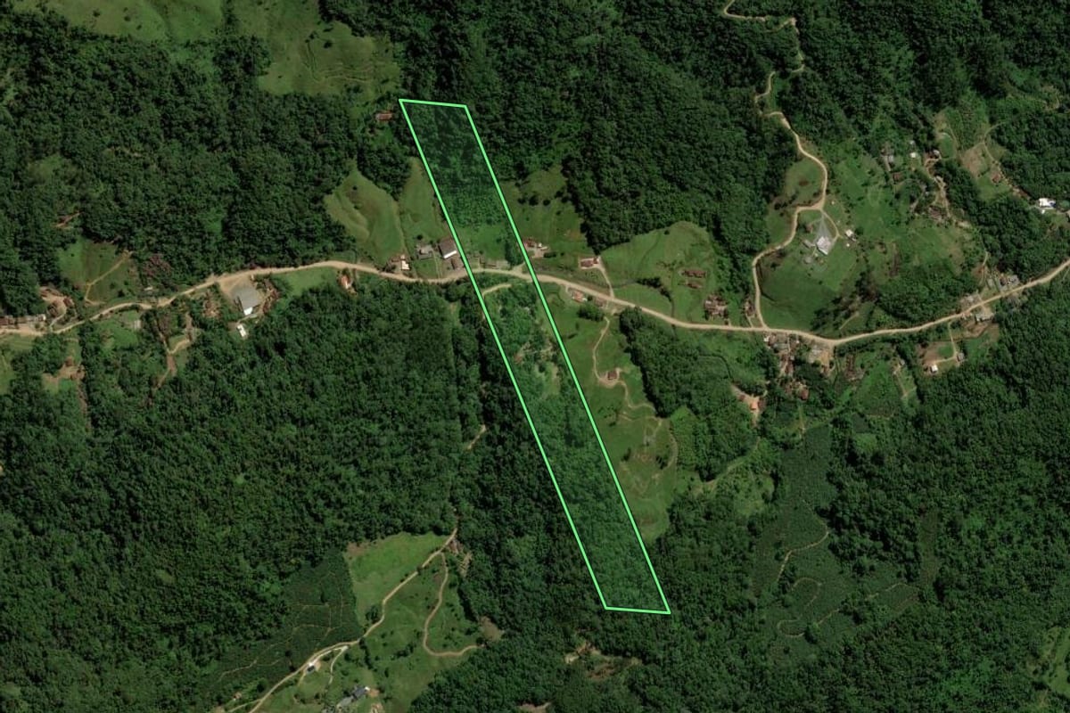 Imagem de satélite do imóvel rural em Jaraguá do Sul (SC), com o contorno declarado no CAR desenhado por cima.