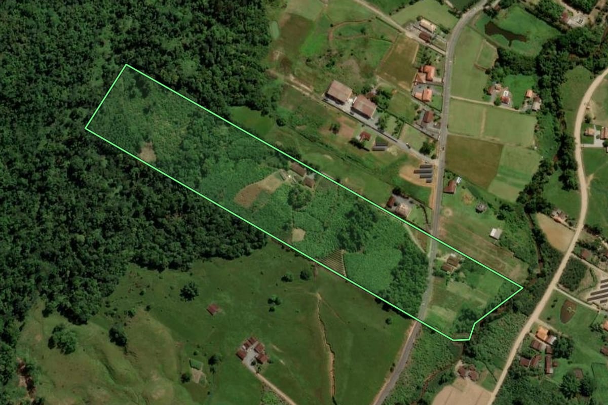 Imagem de satélite do imóvel rural em Jaraguá do Sul (SC), com o contorno declarado no CAR desenhado por cima.