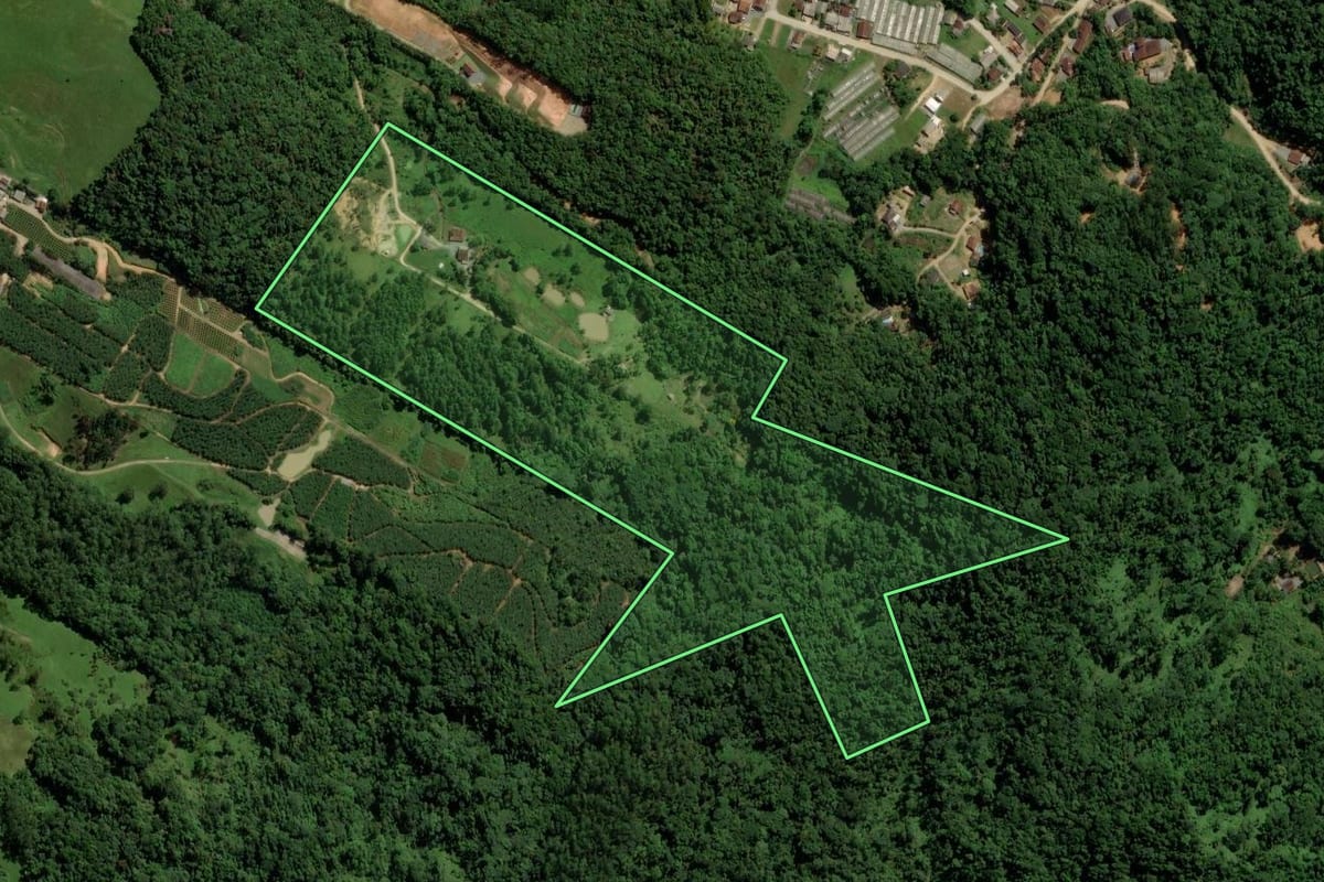Imagem de satélite do imóvel rural em Jaraguá do Sul (SC), com o contorno declarado no CAR desenhado por cima.