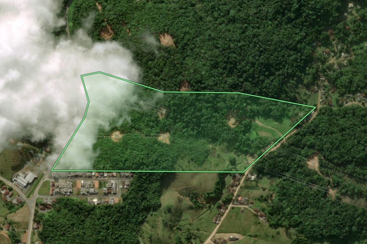 Imagem de satélite do imóvel rural em Jaraguá do Sul (SC), com o contorno declarado no CAR desenhado por cima.