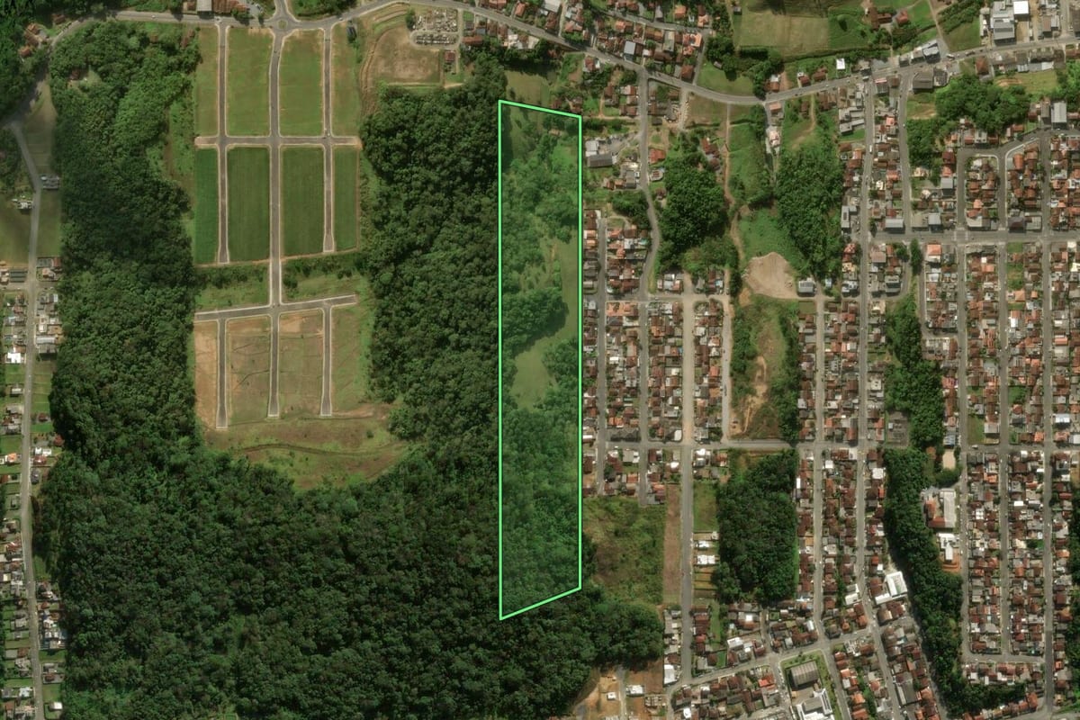 Imagem de satélite do imóvel rural em Jaraguá do Sul (SC), com o contorno declarado no CAR desenhado por cima.