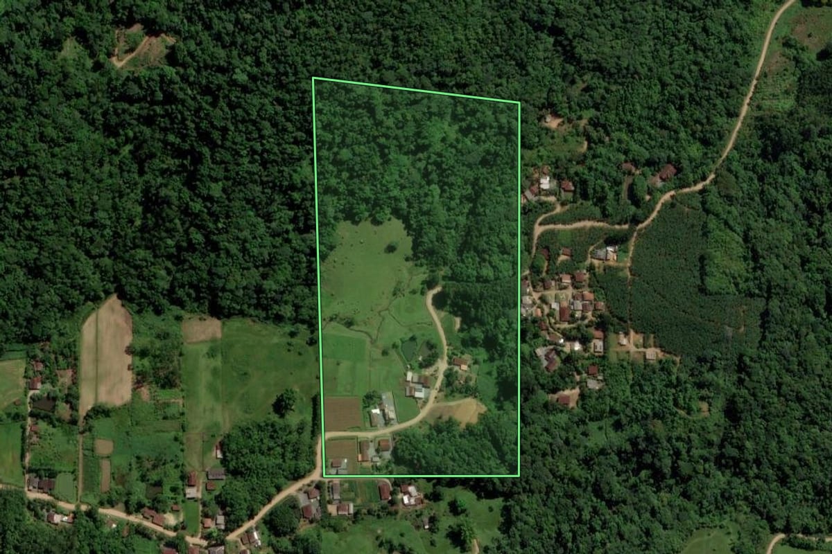 Imagem de satélite do imóvel rural em Jaraguá do Sul (SC), com o contorno declarado no CAR desenhado por cima.