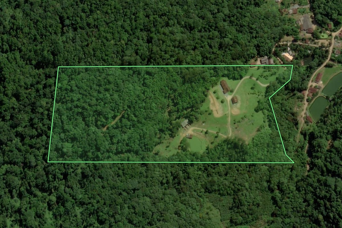 Imagem de satélite do imóvel rural em Jaraguá do Sul (SC), com o contorno declarado no CAR desenhado por cima.
