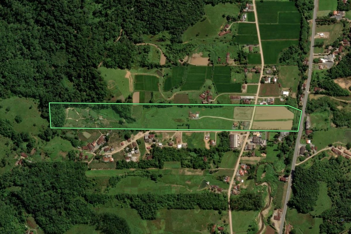 Imagem de satélite do imóvel rural em Jaraguá do Sul (SC), com o contorno declarado no CAR desenhado por cima.