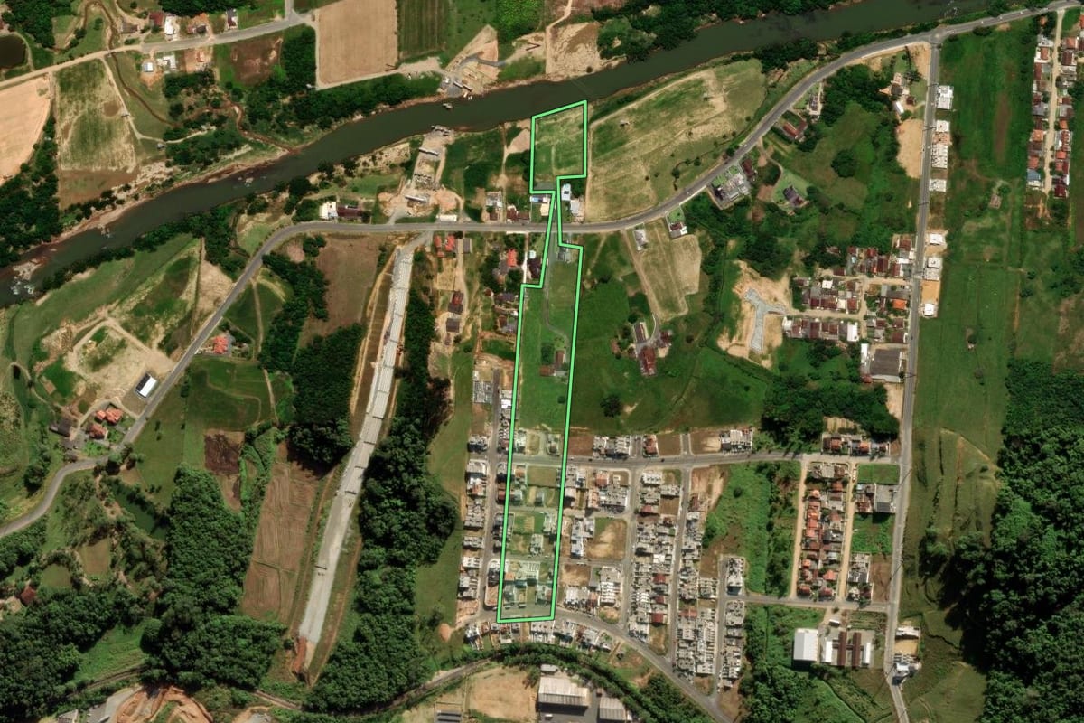 Imagem de satélite do imóvel rural em Jaraguá do Sul (SC), com o contorno declarado no CAR desenhado por cima.