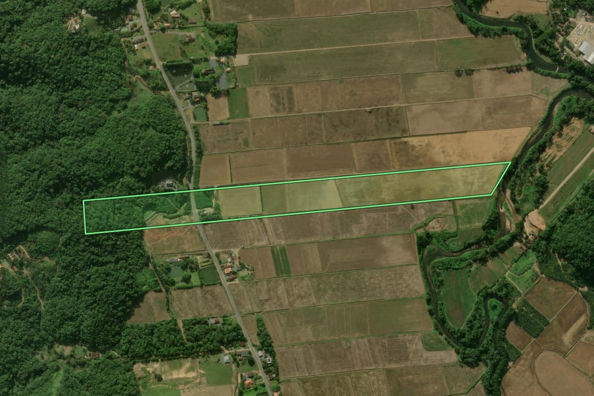 Imagem de satélite do imóvel rural em Jaraguá do Sul (SC), com o contorno declarado no CAR desenhado por cima.
