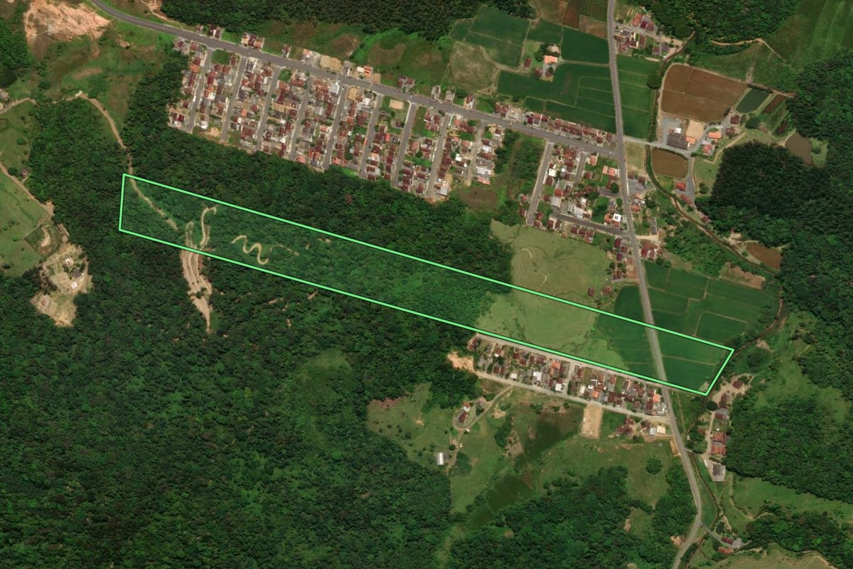 Imagem de satélite do imóvel rural em Jaraguá do Sul (SC), com o contorno declarado no CAR desenhado por cima.