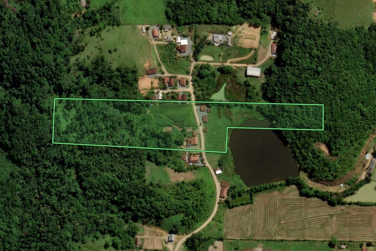 Imagem de satélite do imóvel rural em Jaraguá do Sul (SC), com o contorno declarado no CAR desenhado por cima.