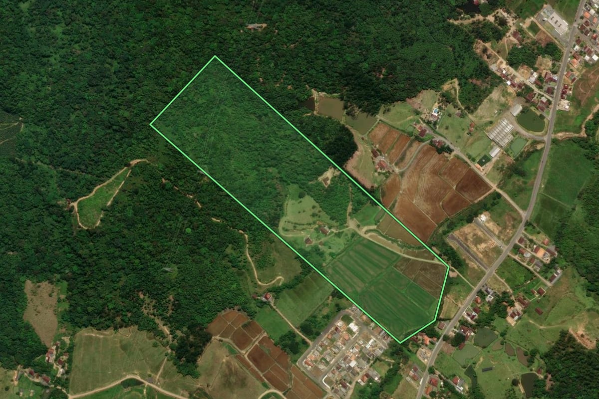 Imagem de satélite do imóvel rural em Jaraguá do Sul (SC), com o contorno declarado no CAR desenhado por cima.