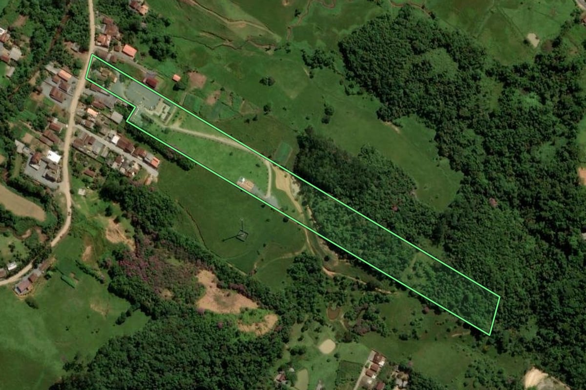 Imagem de satélite do imóvel rural em Jaraguá do Sul (SC), com o contorno declarado no CAR desenhado por cima.