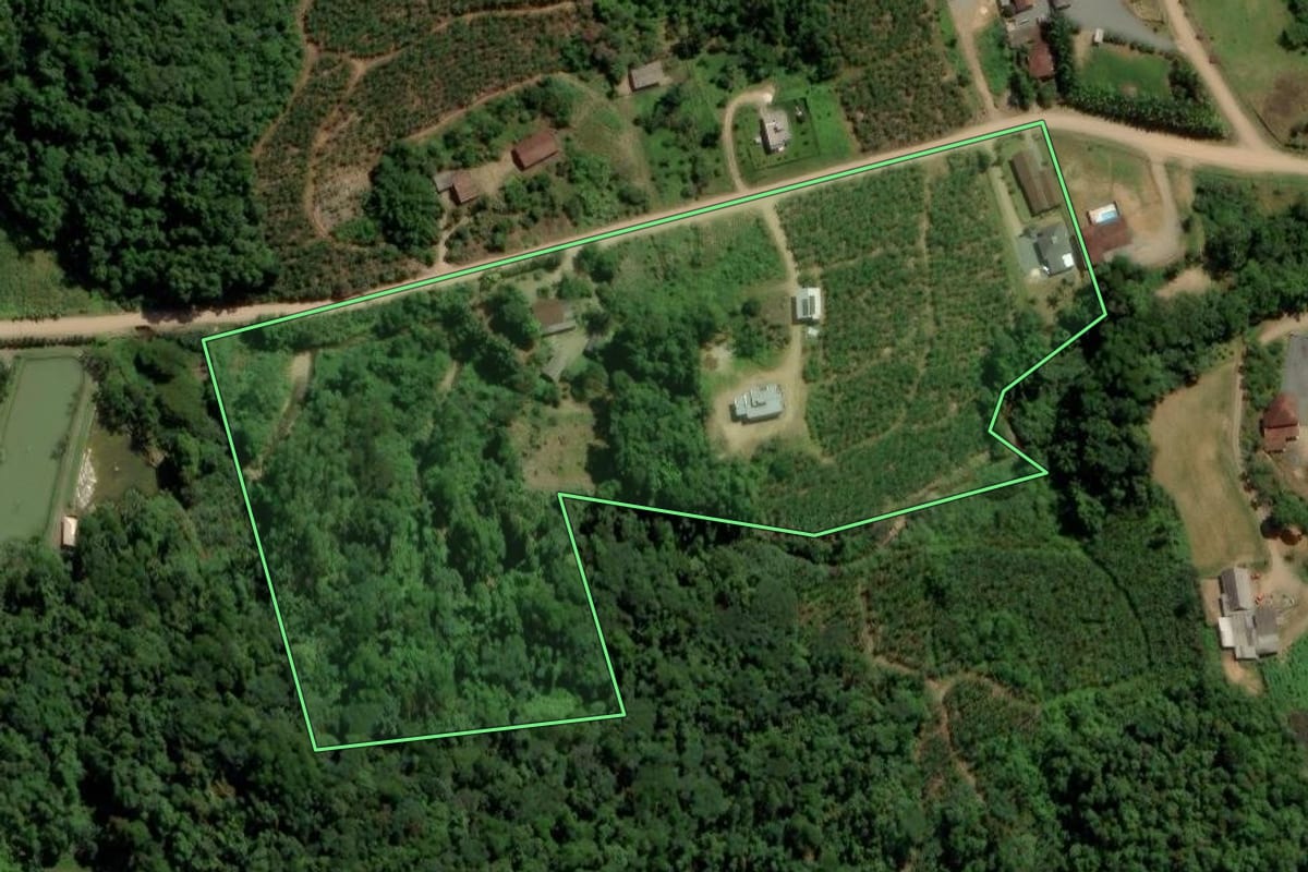 Imagem de satélite do imóvel rural em Jaraguá do Sul (SC), com o contorno declarado no CAR desenhado por cima.
