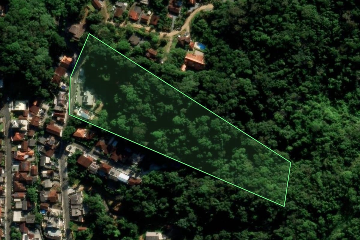 Imagem de satélite do imóvel rural em Jaraguá do Sul (SC), com o contorno declarado no CAR desenhado por cima.