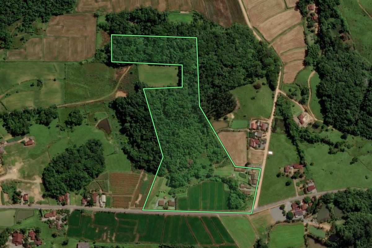 Imagem de satélite do imóvel rural em Jaraguá do Sul (SC), com o contorno declarado no CAR desenhado por cima.