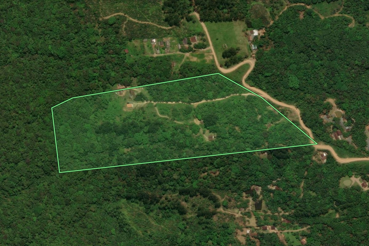 Imagem de satélite do imóvel rural em Jaraguá do Sul (SC), com o contorno declarado no CAR desenhado por cima.