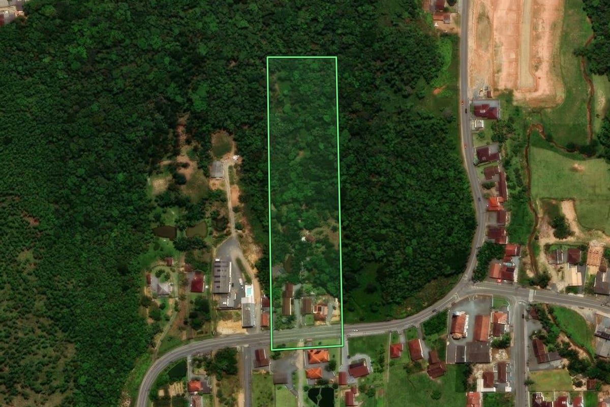 Imagem de satélite do imóvel rural em Jaraguá do Sul (SC), com o contorno declarado no CAR desenhado por cima.