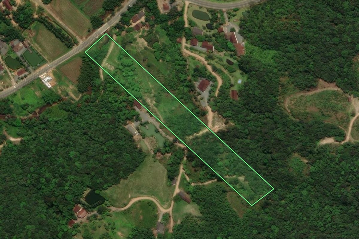Imagem de satélite do imóvel rural em Jaraguá do Sul (SC), com o contorno declarado no CAR desenhado por cima.