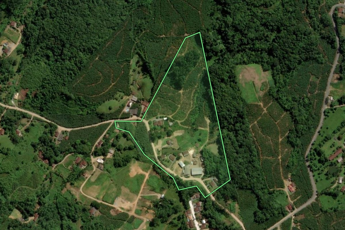 Imagem de satélite do imóvel rural em Jaraguá do Sul (SC), com o contorno declarado no CAR desenhado por cima.