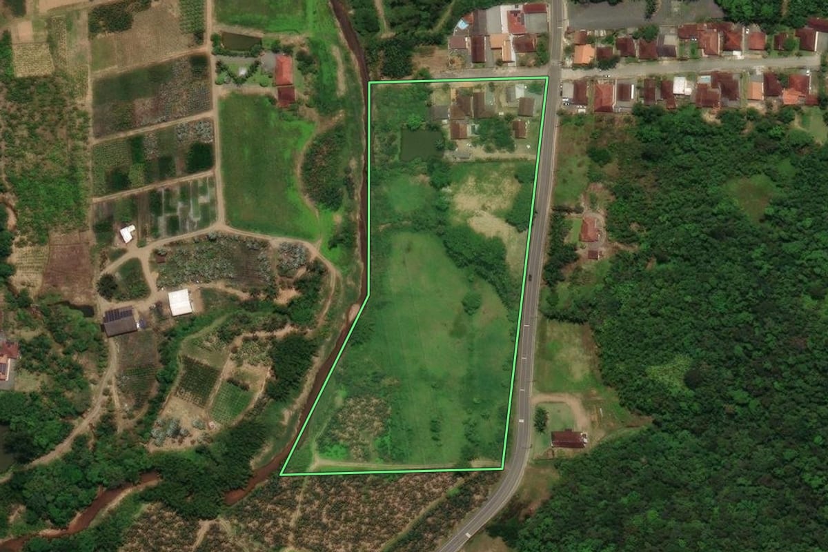 Imagem de satélite do imóvel rural em Jaraguá do Sul (SC), com o contorno declarado no CAR desenhado por cima.