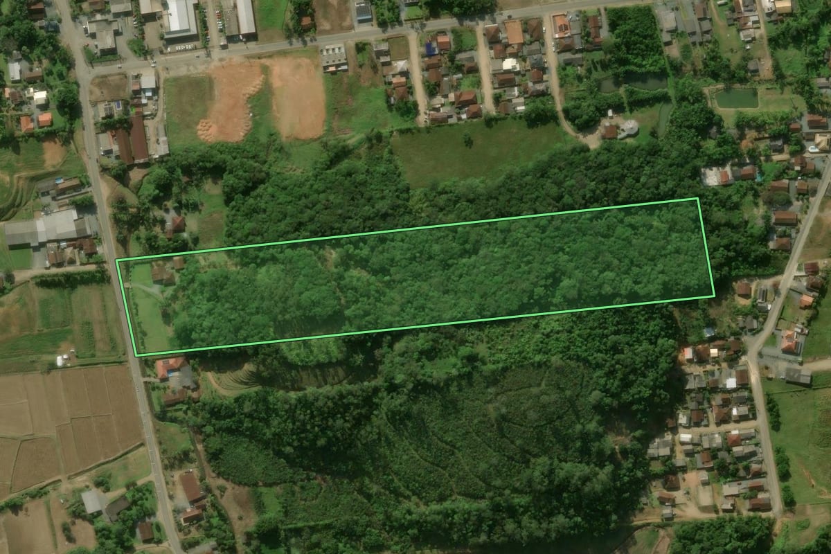 Imagem de satélite do imóvel rural em Jaraguá do Sul (SC), com o contorno declarado no CAR desenhado por cima.