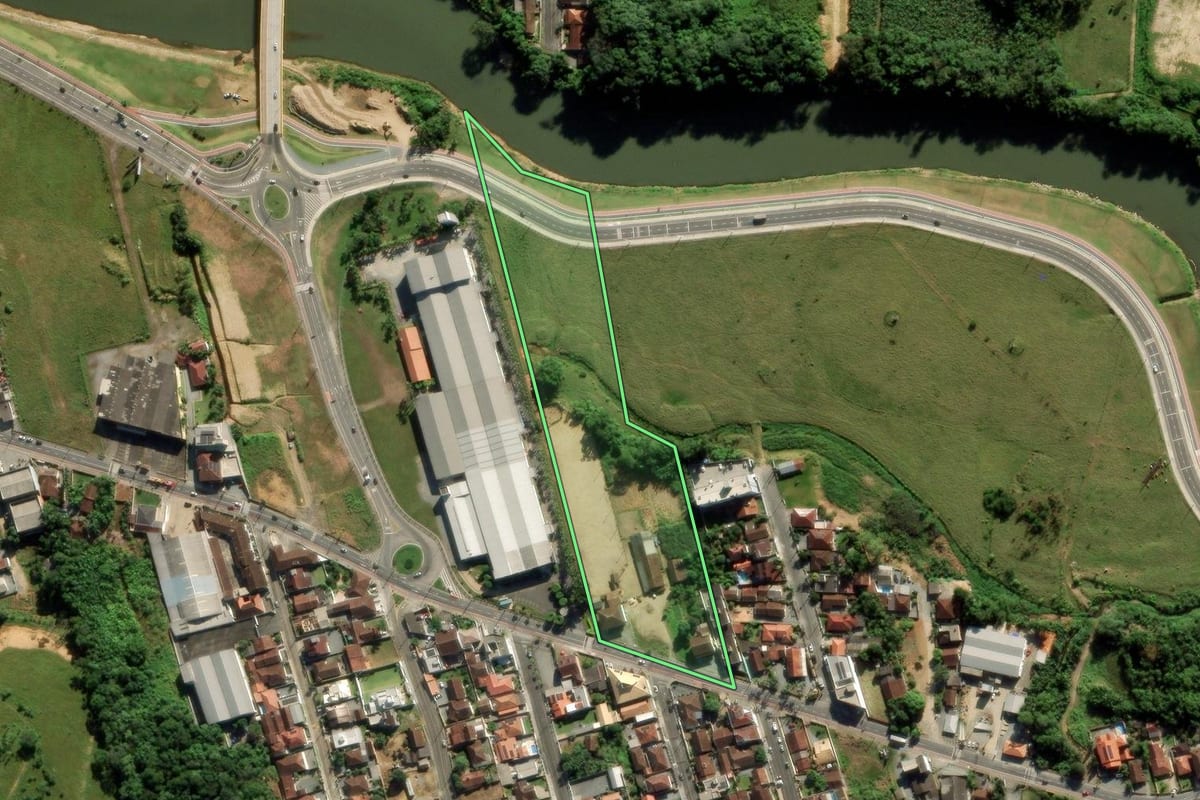 Imagem de satélite do imóvel rural em Jaraguá do Sul (SC), com o contorno declarado no CAR desenhado por cima.