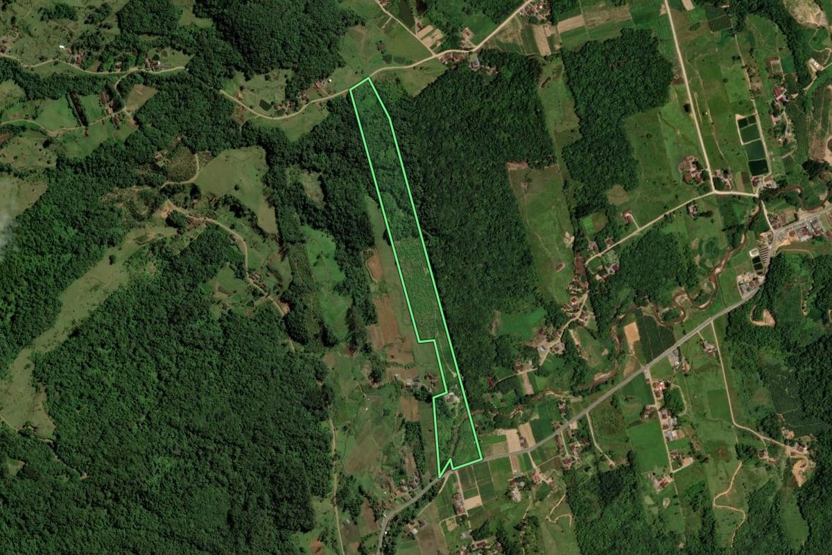 Imagem de satélite do imóvel rural em Jaraguá do Sul (SC), com o contorno declarado no CAR desenhado por cima.