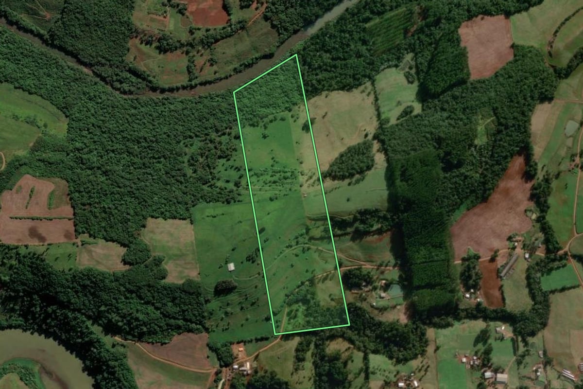 Imagem de satélite do imóvel rural em Jardinópolis (SC), com o contorno declarado no CAR desenhado por cima.