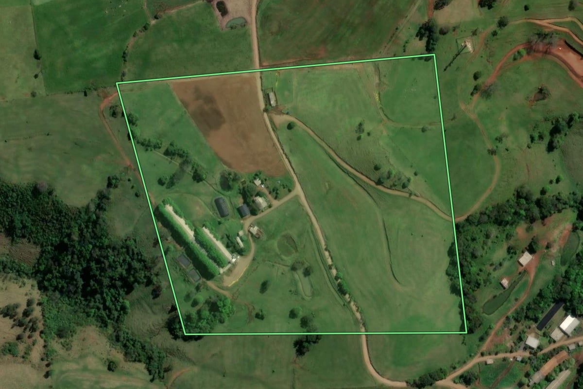 Imagem de satélite do imóvel rural em Jardinópolis (SC), com o contorno declarado no CAR desenhado por cima.
