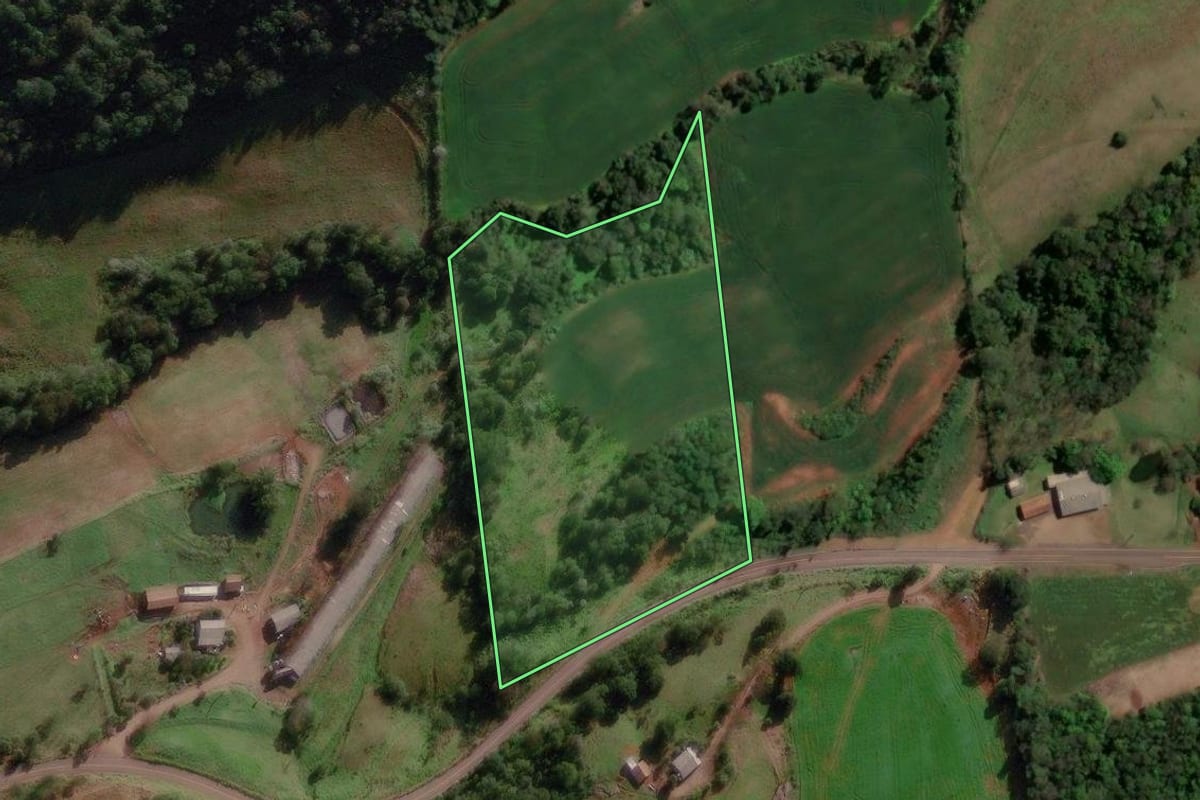 Imagem de satélite do imóvel rural em Jardinópolis (SC), com o contorno declarado no CAR desenhado por cima.