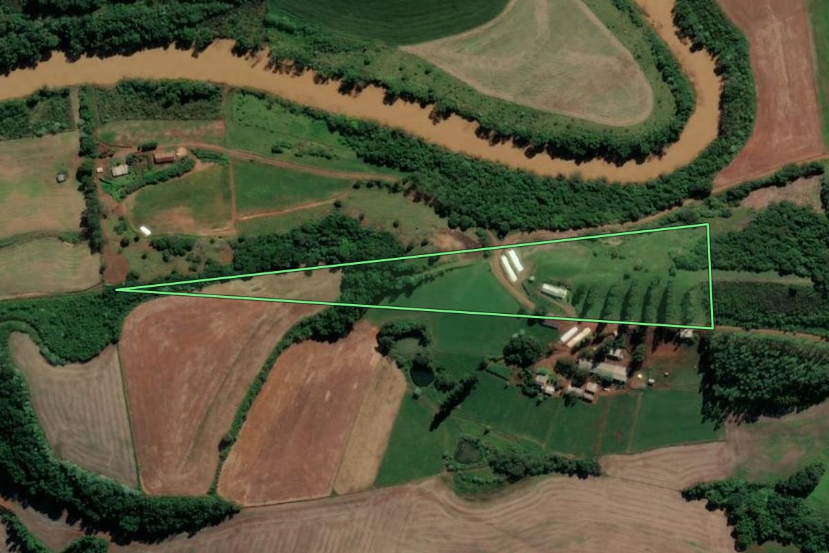 Imagem de satélite do imóvel rural em Jardinópolis (SC), com o contorno declarado no CAR desenhado por cima.