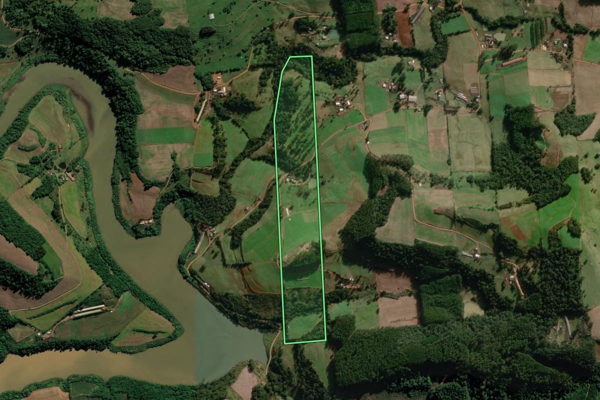 Imagem de satélite do imóvel rural em Jardinópolis (SC), com o contorno declarado no CAR desenhado por cima.