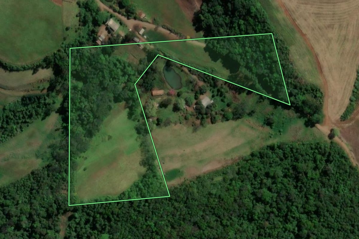 Imagem de satélite do imóvel rural em Jardinópolis (SC), com o contorno declarado no CAR desenhado por cima.