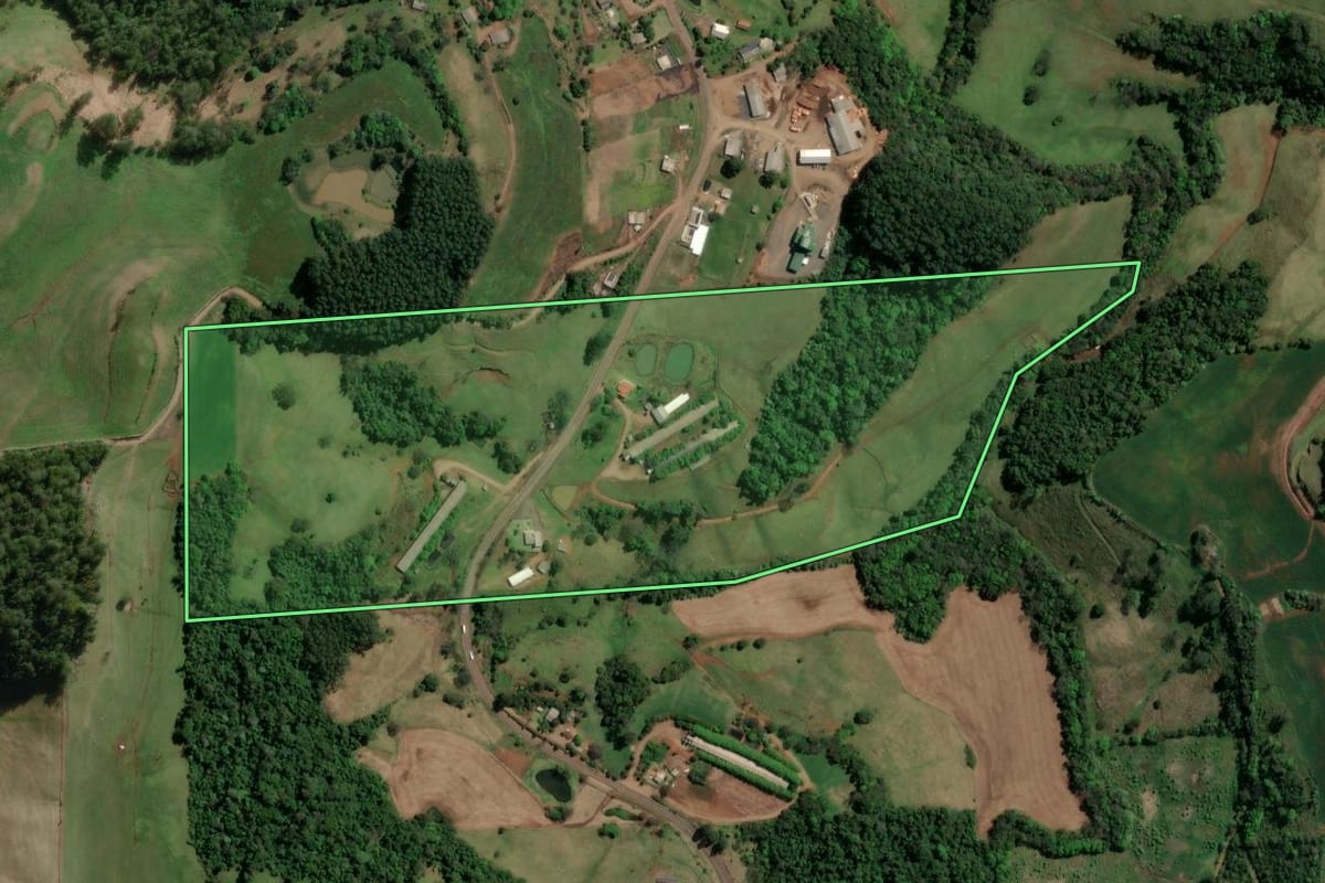 Imagem de satélite do imóvel rural em Jardinópolis (SC), com o contorno declarado no CAR desenhado por cima.