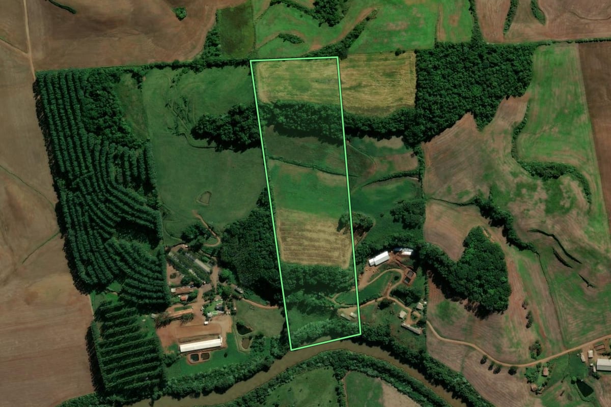 Imagem de satélite do imóvel rural em Jardinópolis (SC), com o contorno declarado no CAR desenhado por cima.