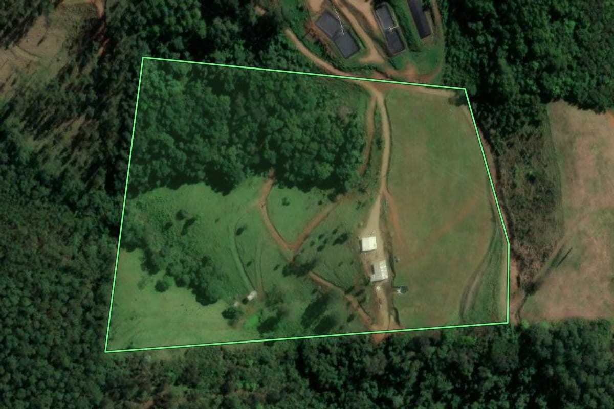 Imagem de satélite do imóvel rural em Jardinópolis (SC), com o contorno declarado no CAR desenhado por cima.