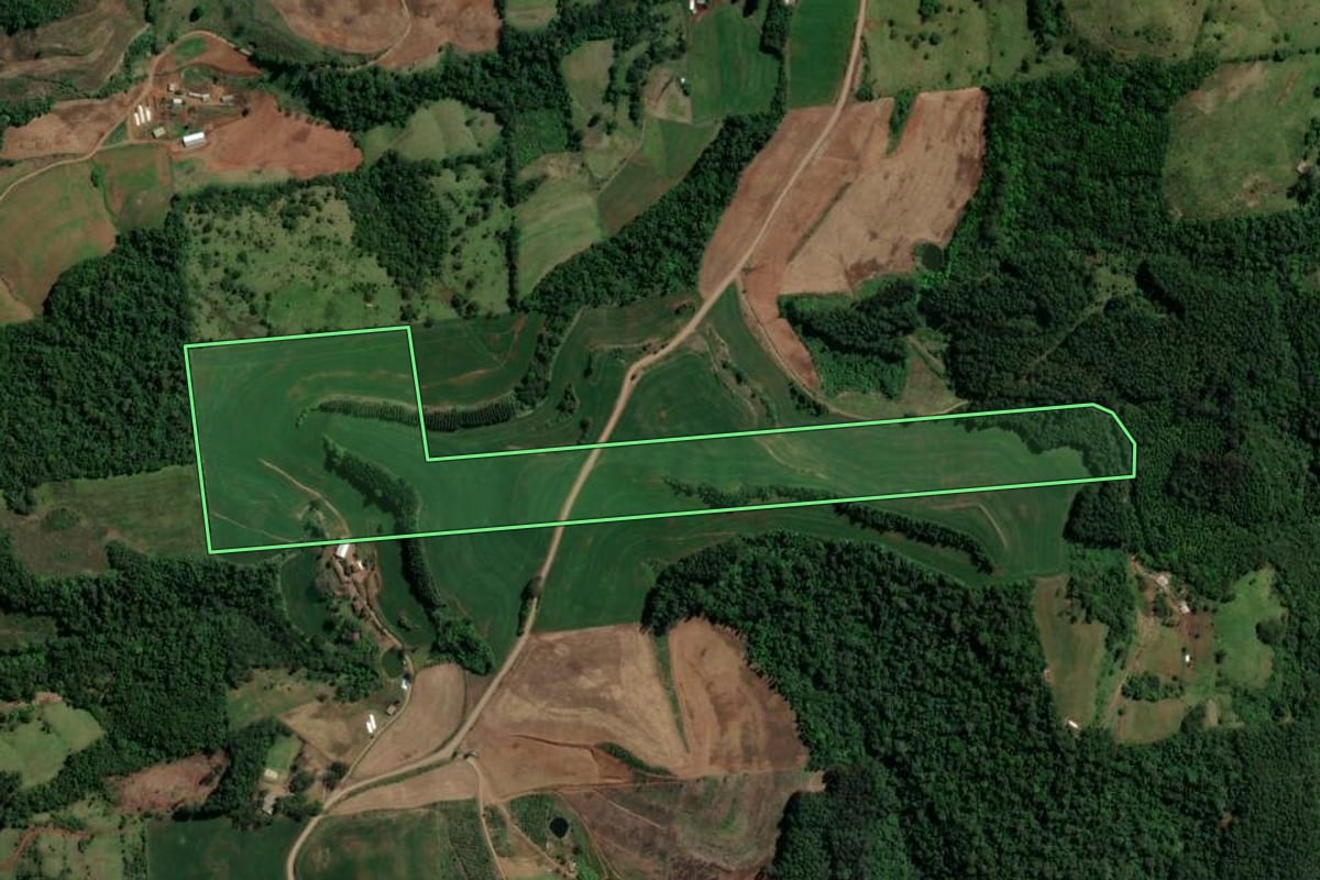 Imagem de satélite do imóvel rural em Jardinópolis (SC), com o contorno declarado no CAR desenhado por cima.