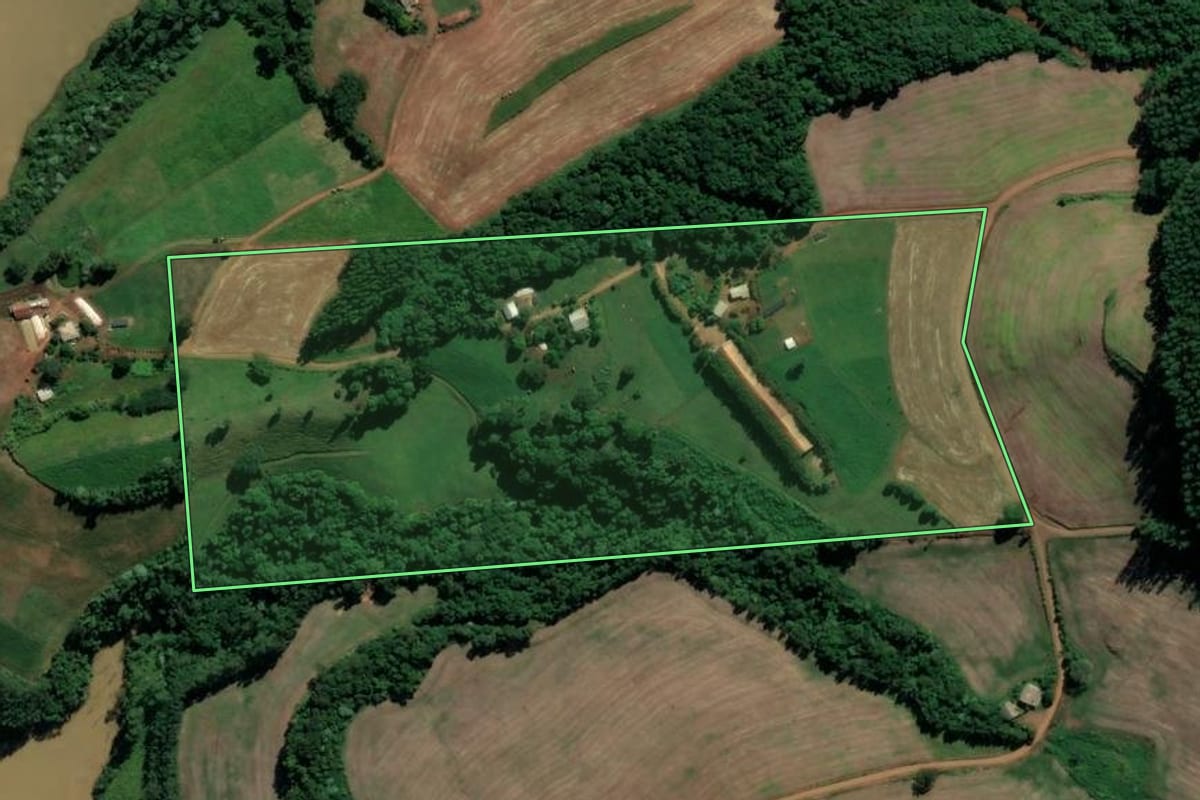 Imagem de satélite do imóvel rural em Jardinópolis (SC), com o contorno declarado no CAR desenhado por cima.