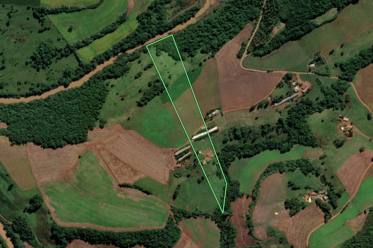 Imagem de satélite do imóvel rural em Jardinópolis (SC), com o contorno declarado no CAR desenhado por cima.