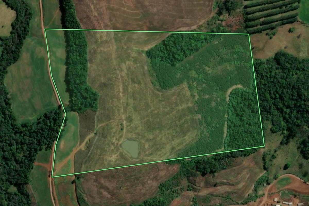 Imagem de satélite do imóvel rural em Jardinópolis (SC), com o contorno declarado no CAR desenhado por cima.