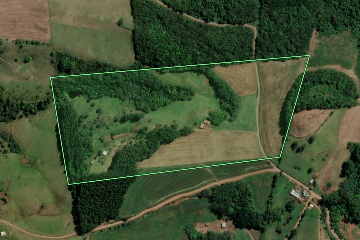 Imagem de satélite do imóvel rural em Jardinópolis (SC), com o contorno declarado no CAR desenhado por cima.